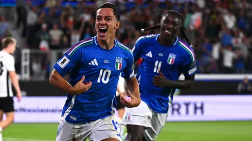 Giacomo Raspadori festeja su gol contra Estonia en las Eliminatorias de la UEFA.