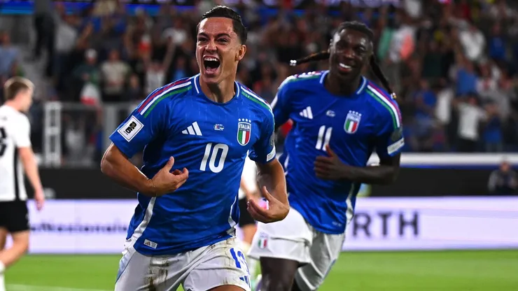 Giacomo Raspadori festeja su gol contra Estonia en las Eliminatorias de la UEFA.