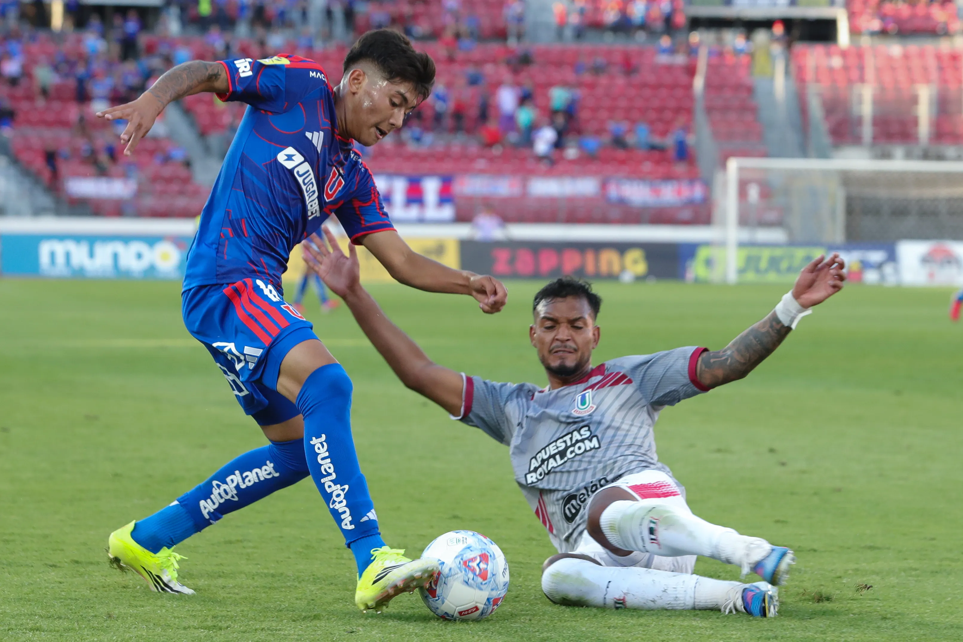 Elías Rojas ante la marca de Daniel Gutiérrez. (Felipe Zanca/Photosport).