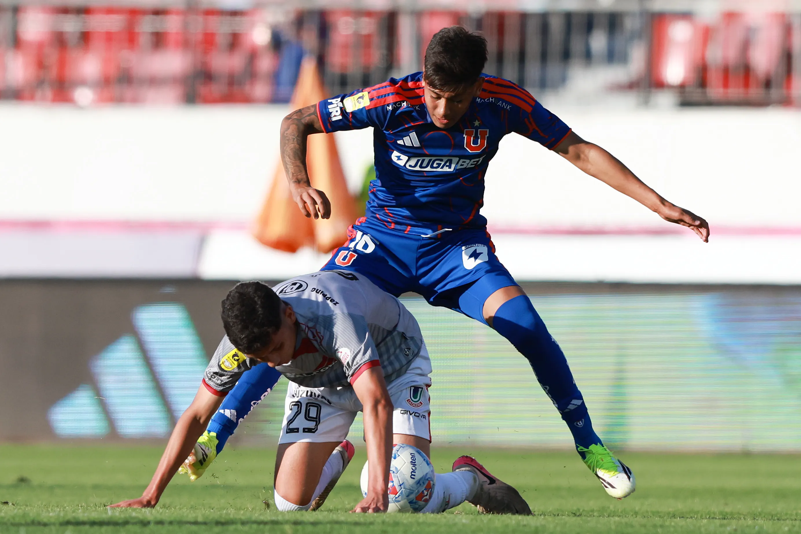 Elías Rojas en acción ante los Cementeros. (Felipe Zanca/Photosport).