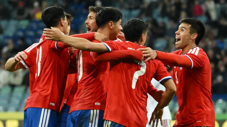 Los jugadores de La Roja festejan el gol de Loyola en el último amistoso internacional ante Perú.