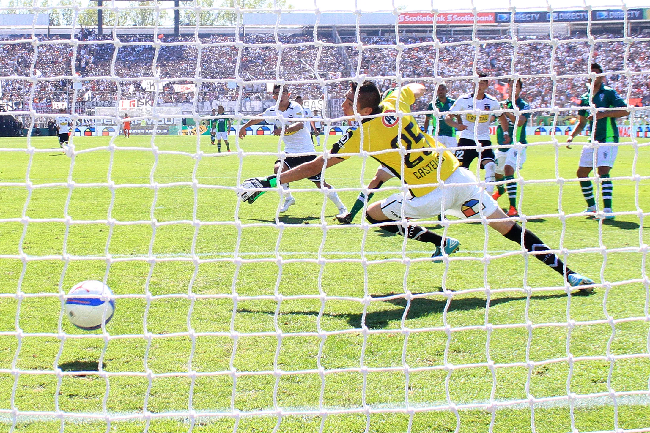 Gabriel Castellón no pudo hacer nada ante un remate a quemarropa de Felipe Flores tras un rebote que había dejado el arquero. (Adrian Aylwin/Photosport).