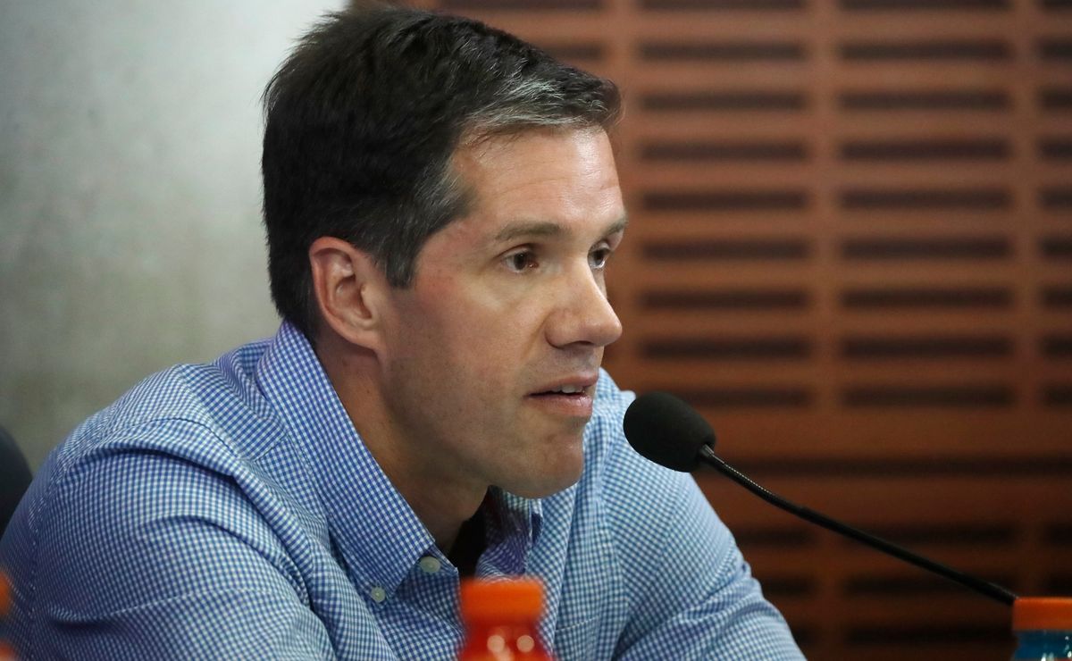 Candidato a Rector de la U de Chile promete acciones para sacar a Michael Clark