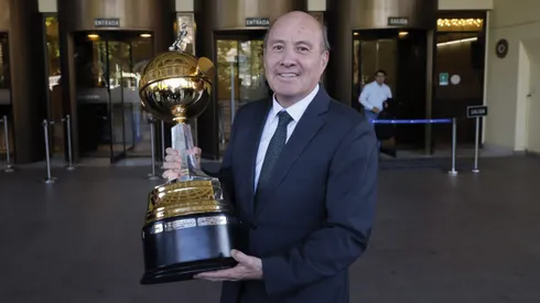 Ministro de Hacienda Jorge Quiroz con la Copa Libertadores Sub 20