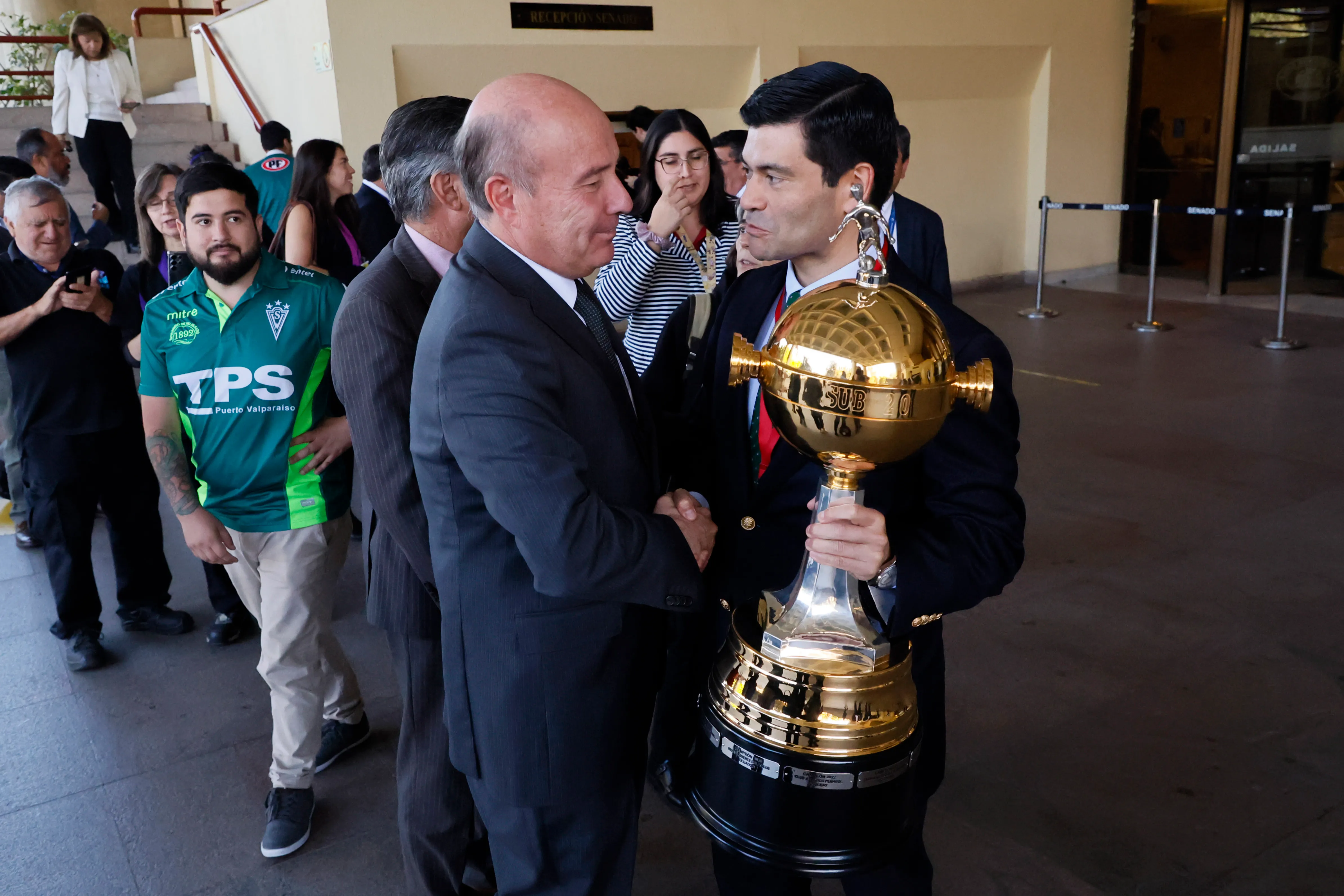El ministro de Hacienda Jorge Quiroz con la Copa Libertadores sub 20 ganada por el plantel de Santiago Wanderers Sebastian Cisternas/Aton Chile