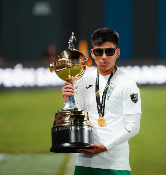 Ignacio Flores festeja con el trofeo de la Copa Libertadores Sub 20. (Foto: Instagram).