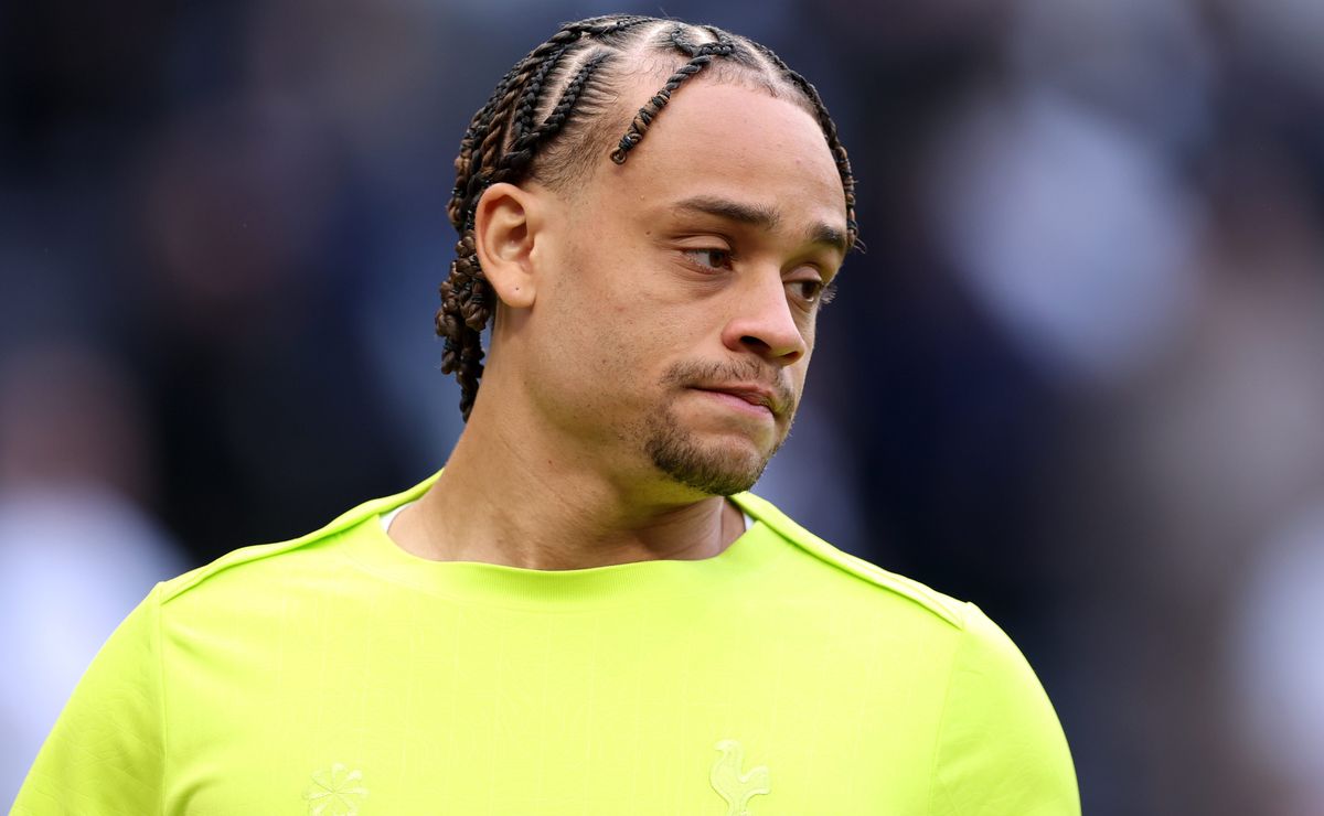 Xavi Simons buscaría su salida del Tottenham ante crisis y este es el club que tiene en la mira