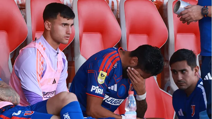 El delantero salió lesionado.