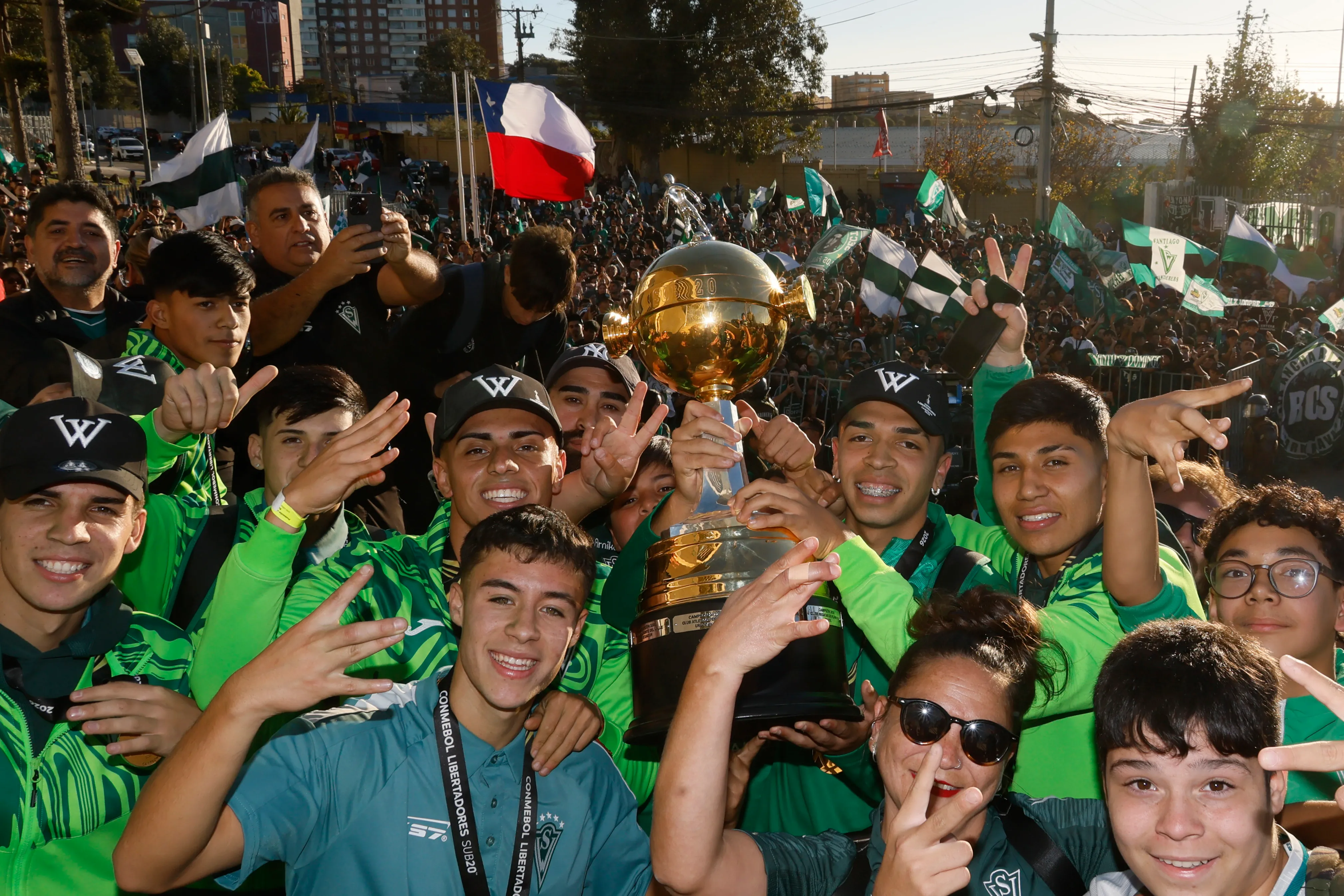 Los chicos de Wanderers fueron recibidos como héroes deportivos. (Andres Pina/Photosport).