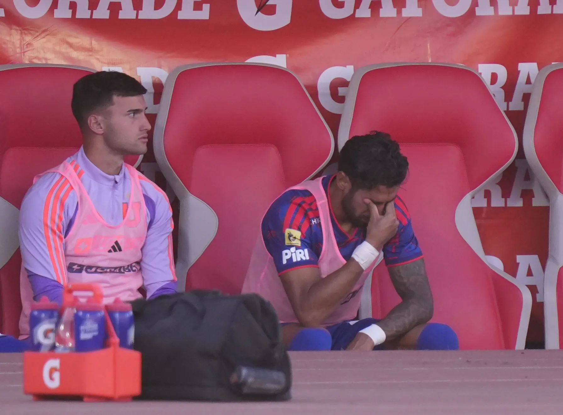 Juan Martín Lucero rompió en llanto en la banca de la U. Foto: Cristián Cona.