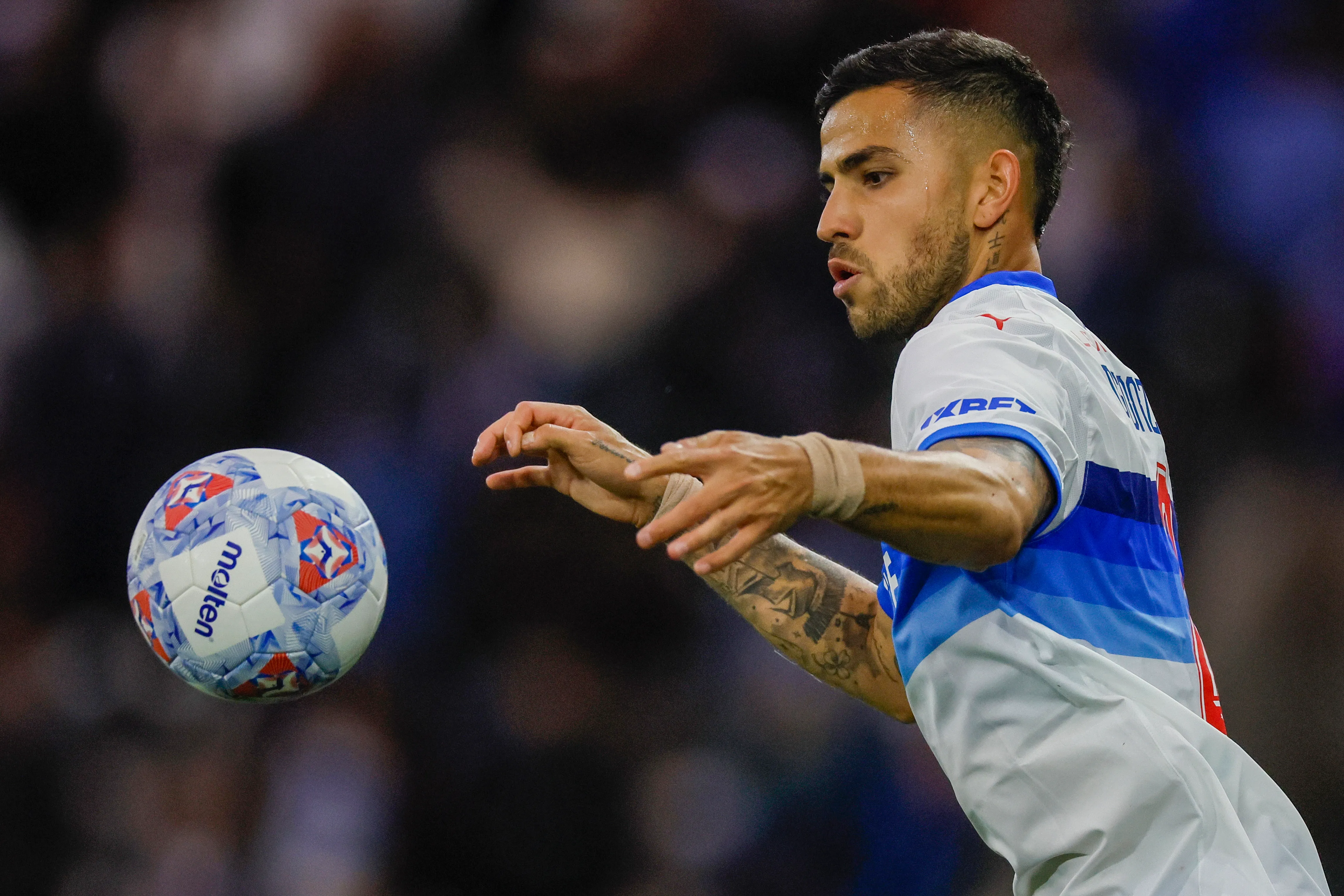 Daniel González en acción por la UC, donde llegó en junio de 2022. Ha jugado 96 partidos, según Transfermarkt. (Andres Pina/Photosport).