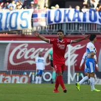 Ñublense le baja los humos a Católica y toma la cima