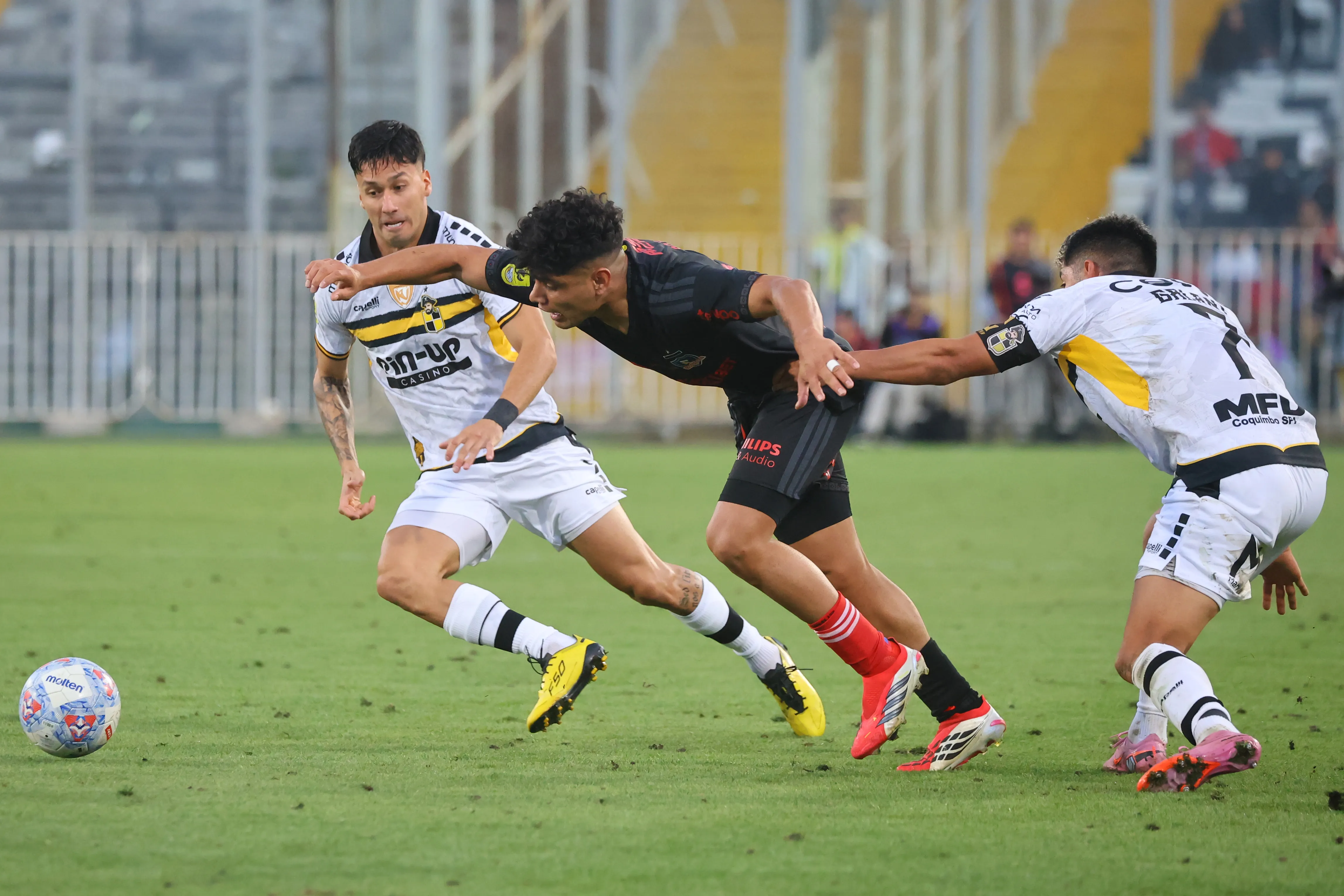 Colo Colo y Coquimbo Unido recién se verán las caras en mayo por la fecha 9 de la Liga de Primera 2026. | Foto: Photosport.