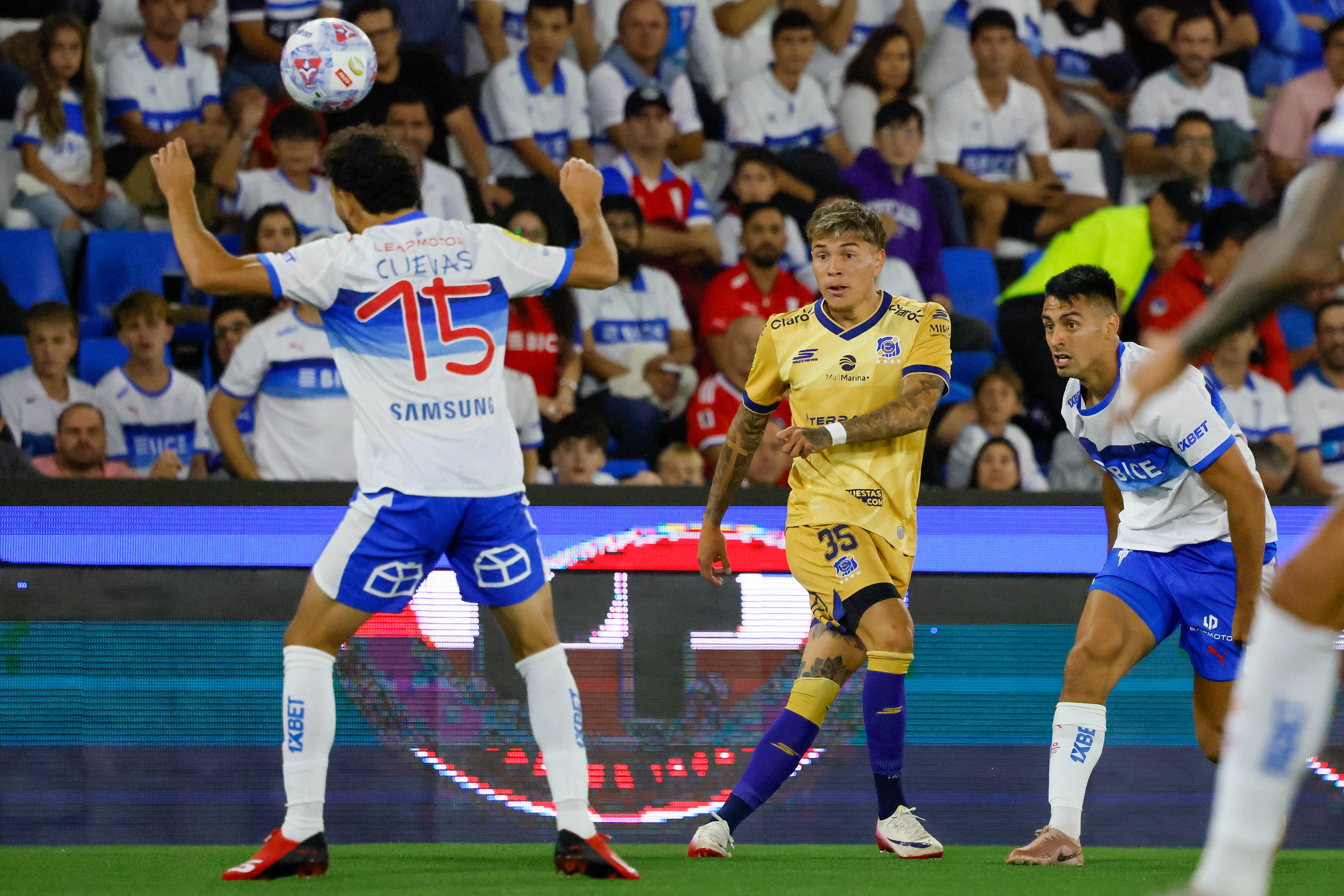 Universidad Católica no permitió el ingreso de hinchas de Everton al Claro Arena. | Foto: Photosport.
