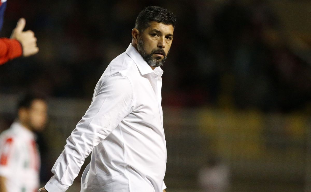 Pasó por Colo Colo, fue acusado de cobrarle a futbolistas para jugar y será DT en U de Conce