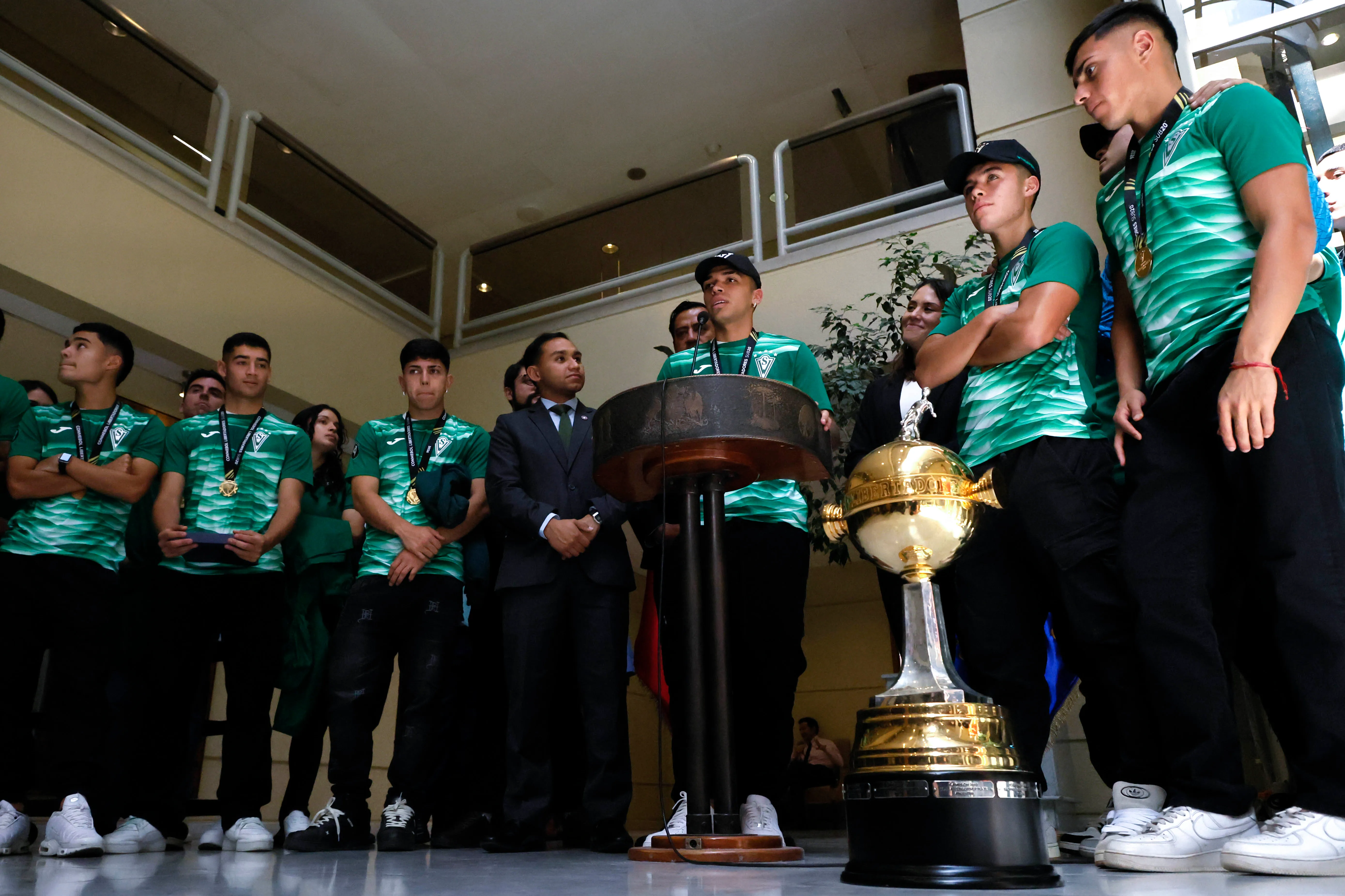 El plantel de Santiago Wanderers Sub 20 fue recibido y homenajeado en el Congreso de Valparaíso. | Foto: Photosport.