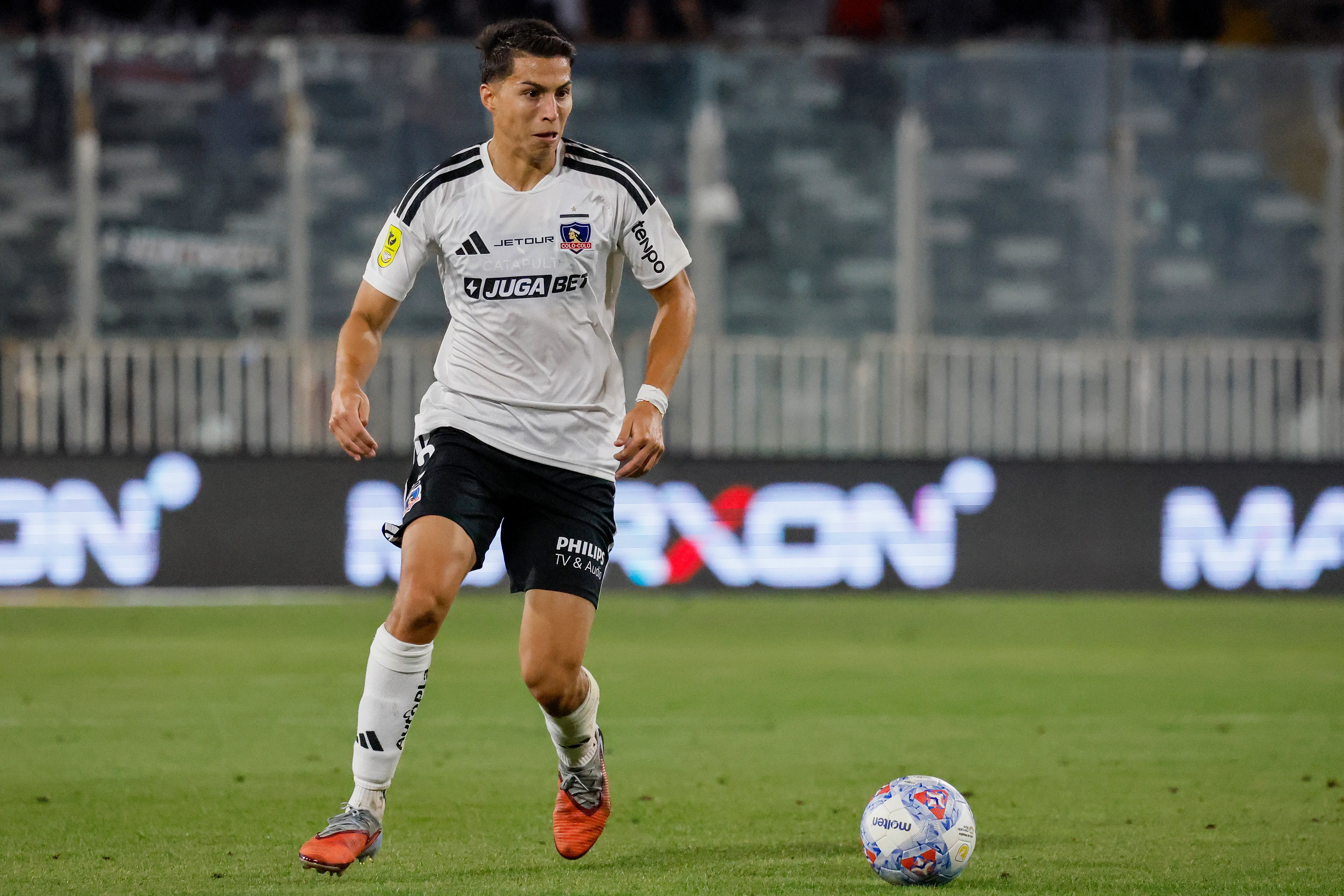 Jonathan Villagra se ganó los aplausos de Aníbal Mosa por su alza en Colo Colo. Foto: Photosport.