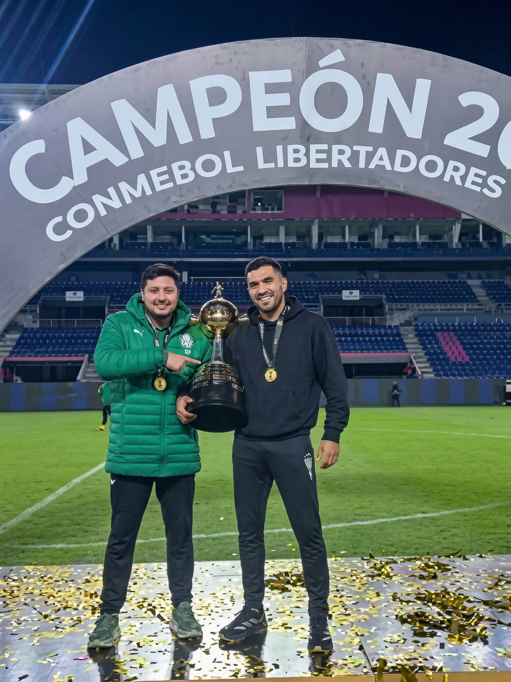 Salinas y el trofeo caturro.