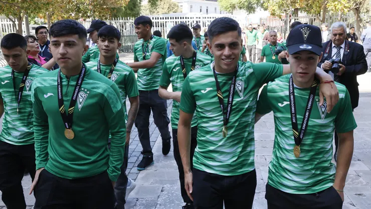 Plantel vistió las ropas en homenaje en el Congreso horas antes del conflicto.