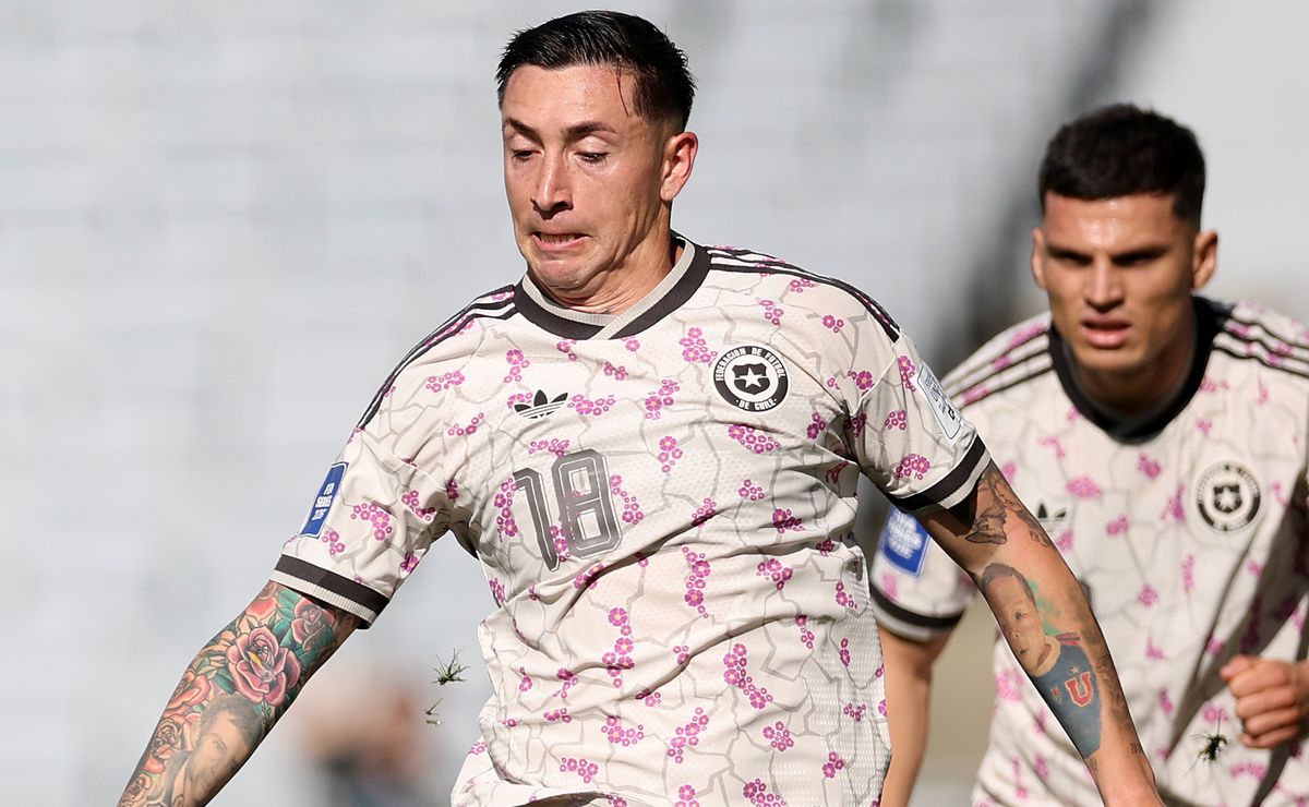 La selección chilena estrenó su nueva camiseta away y una ochentera tricota de arquero