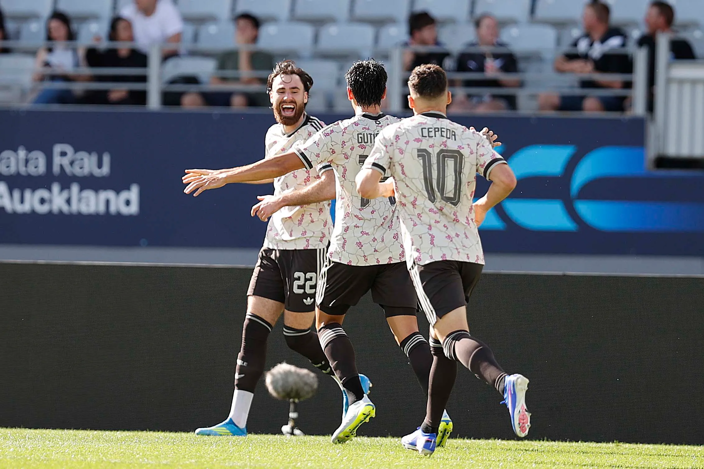 Ben Brereton celebra su gol por Chile. Foto: Carlos Parra – Comunicaciones FFCh