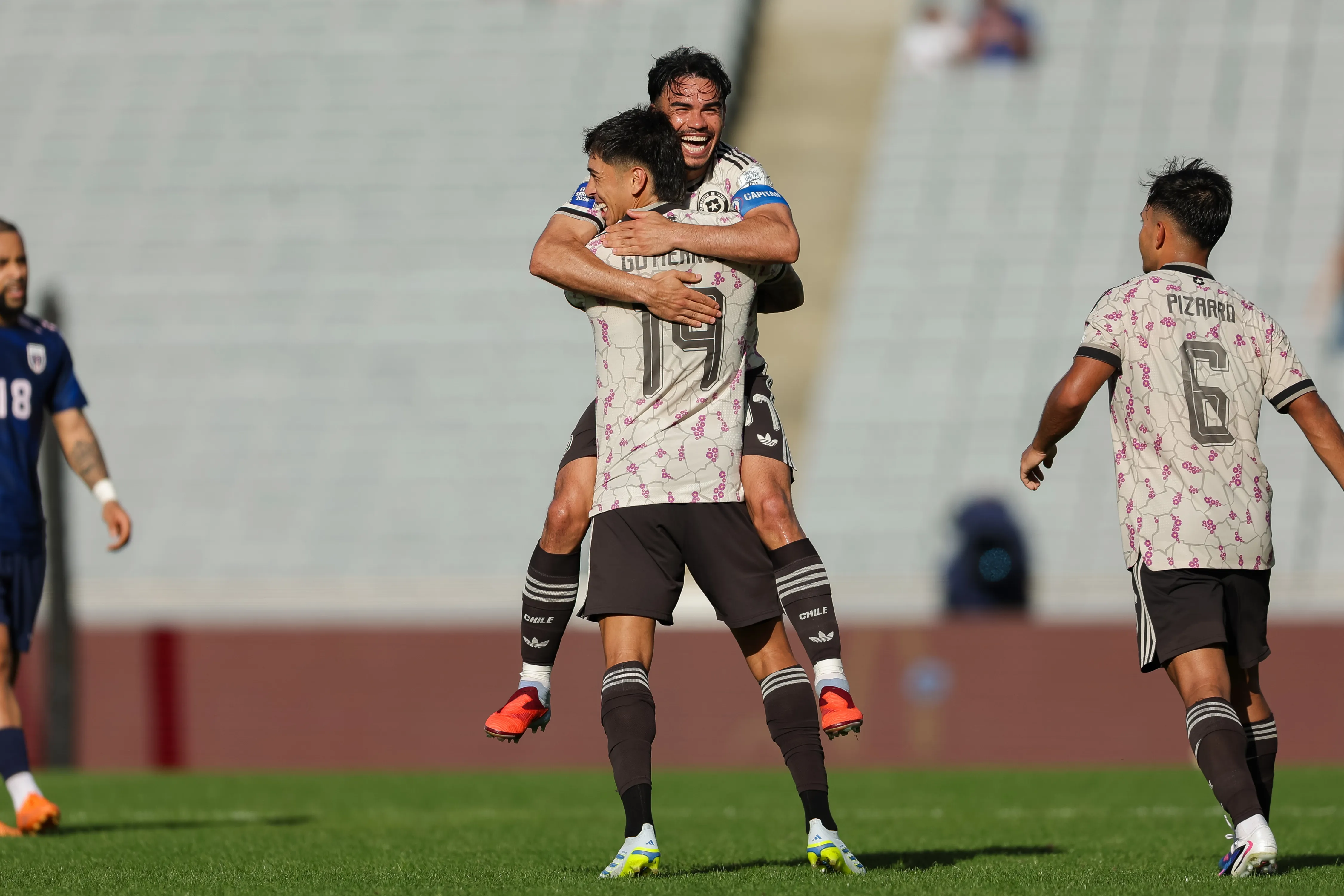 Maximiliano Gutiérrez y Gabriel Suazo celebran contra Nueva Zelanda. Photo: Joshua Devenie / www.photosport.nz