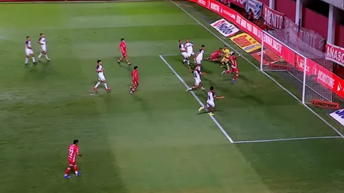 Iván Morales no logró empujar correctamente la pelota y dio en el palo