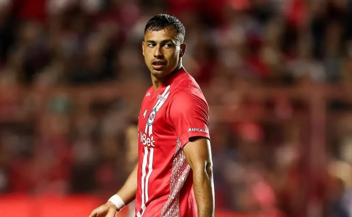 Iván Morales no logra convertir un gol en Argentinos Juniors