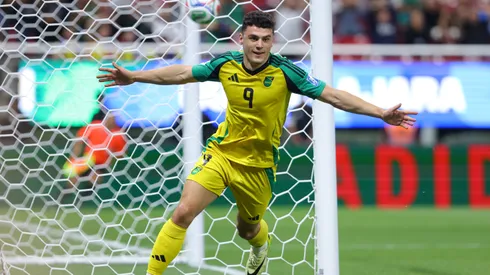 Cadamarteri celebra el único gol que anotó Jamaica