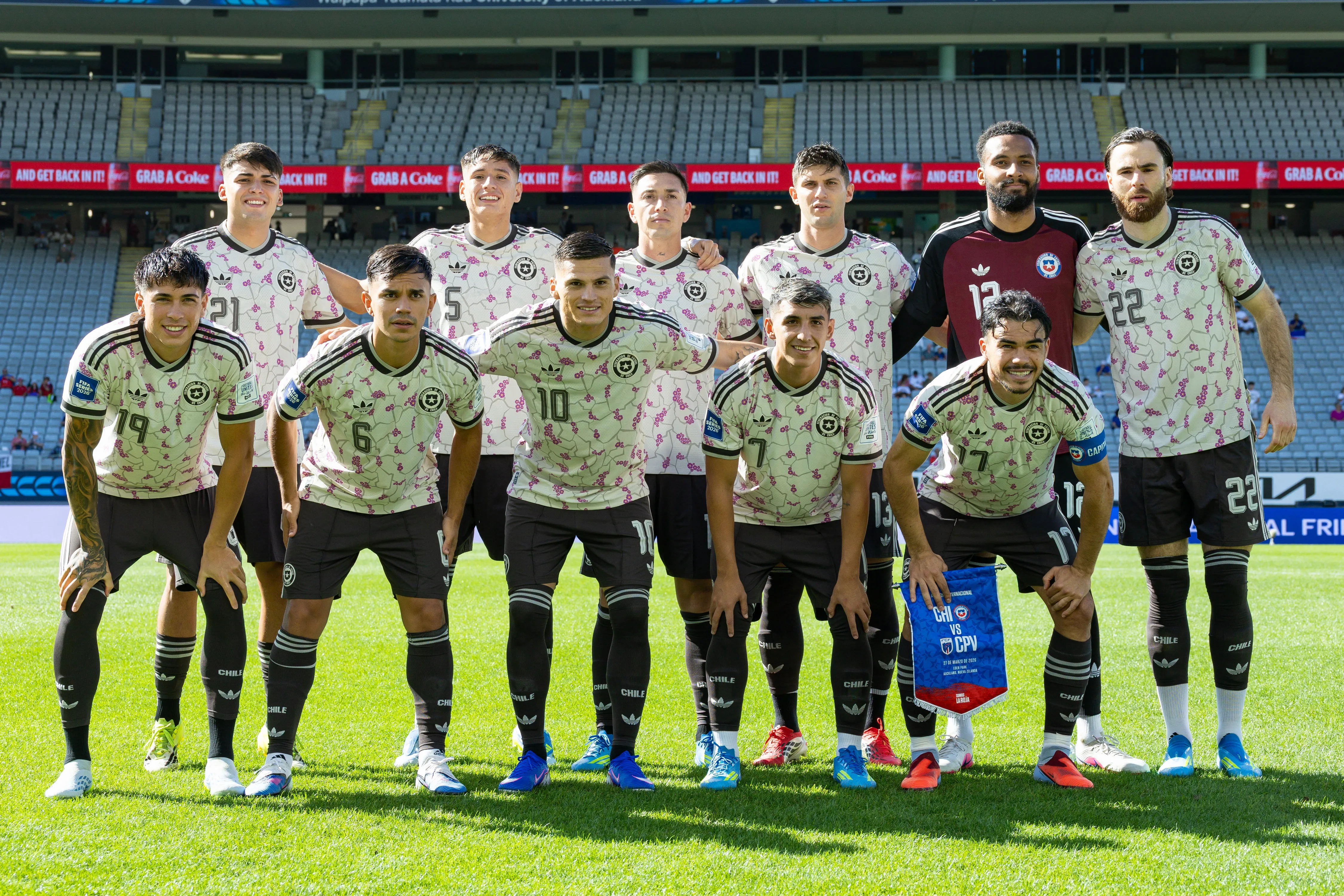 La formación de Chile: Garguez, Román, Echeverría, Kuscevic, Vigouroux y Brereton; Gutiérrez, Pizarro, Cepeda, Millán y Gabi Suazo. (Joshua Devenie / www.photosport.nz).