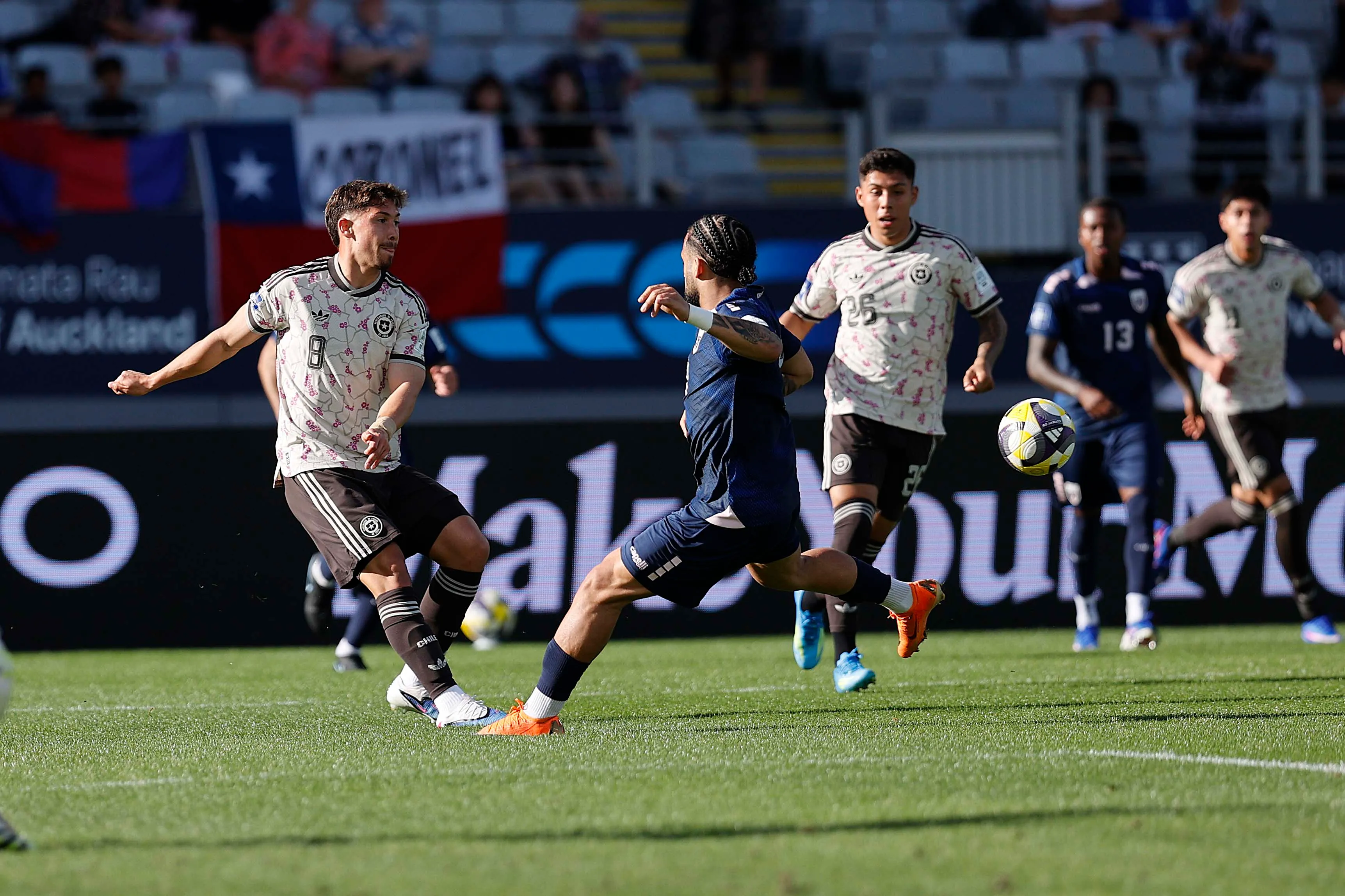 Felipe Faúndez mira una acción de Felipe Loyola, otro que ingresó en el segundo tiempo. (Foto: La Roja).