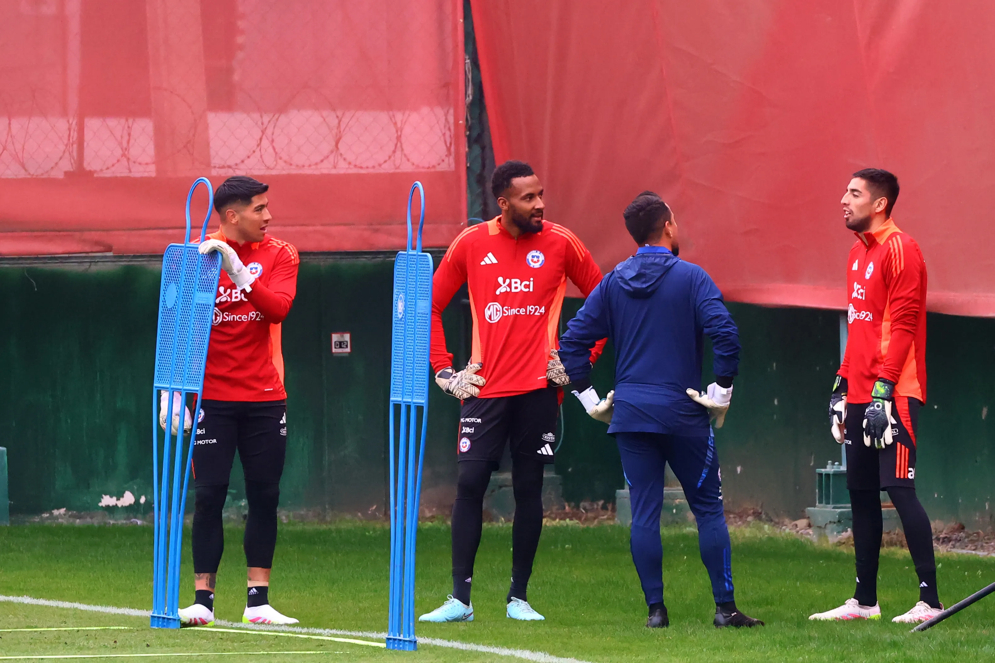 Brayan Rojas, Lawrence Vigouroux y Gabriel Castellón coincidieron en la Roja. (Jonnathan Oyarzun/Photosport).