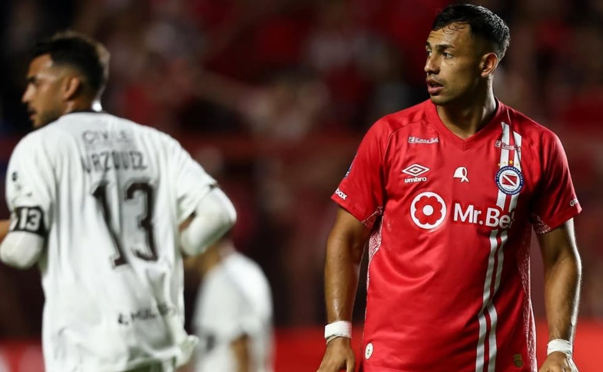 Iván Morales brilla en Argentina: Argentinos Juniors llena de elogios al ex Colo Colo