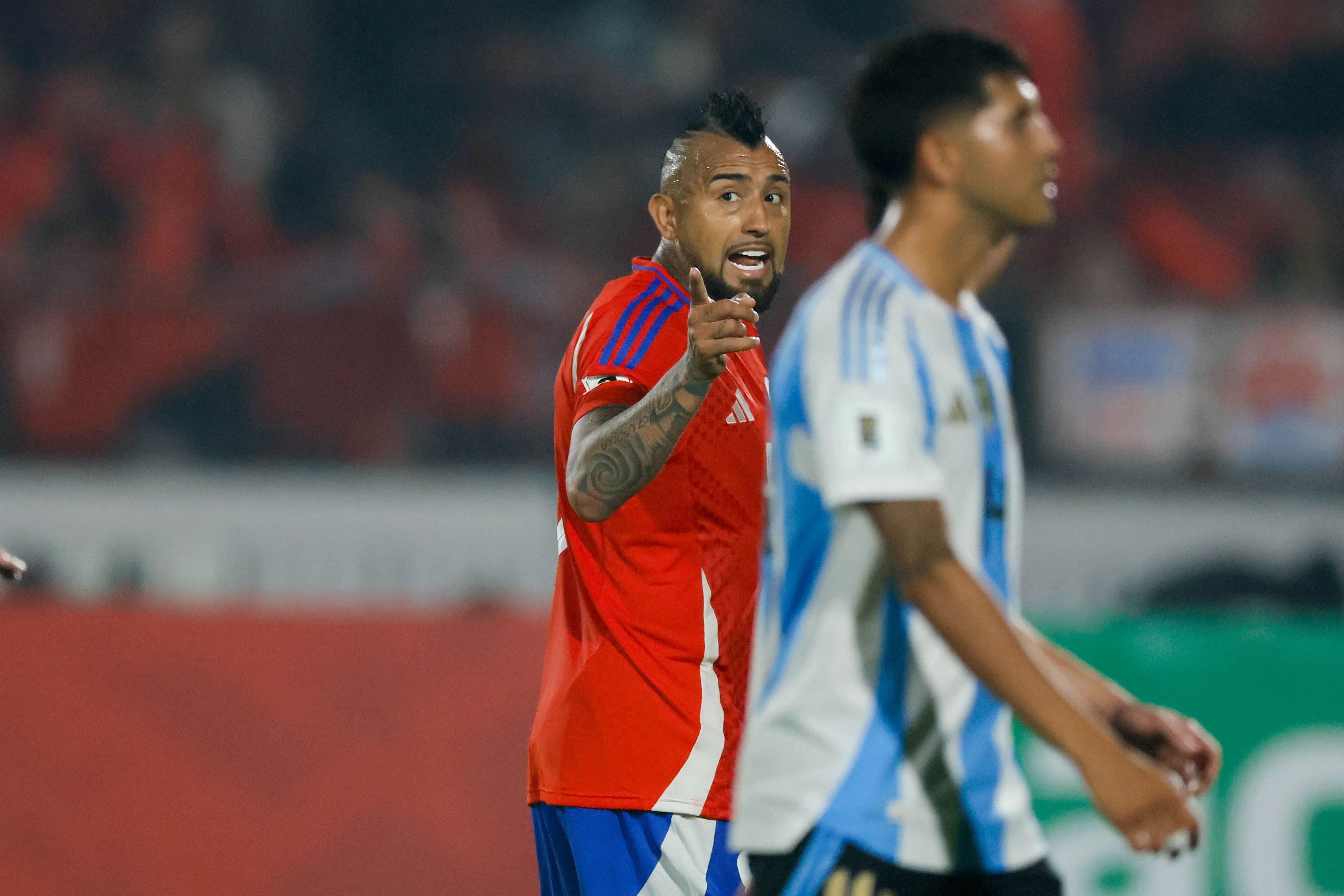 Arturo Vidal en acción ante Argentina. (Andres Pina/Photosport).