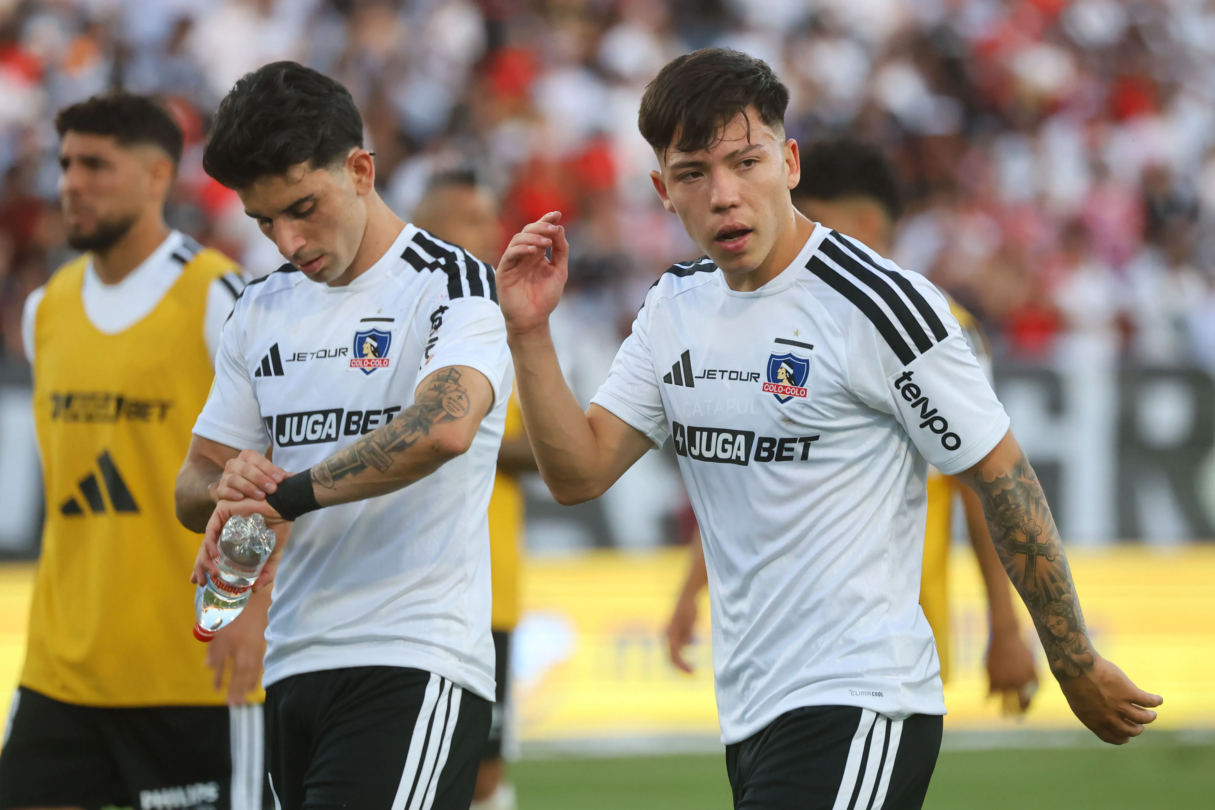 Leandro Hernández y Lautaro Pastrán, dos variantes ofensivas que tiene Fernando Ortiz en Colo Colo. (Jonnathan Oyarzun/Photosport).