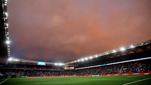 El debut internacional del Claro Arena será sin visitantes.