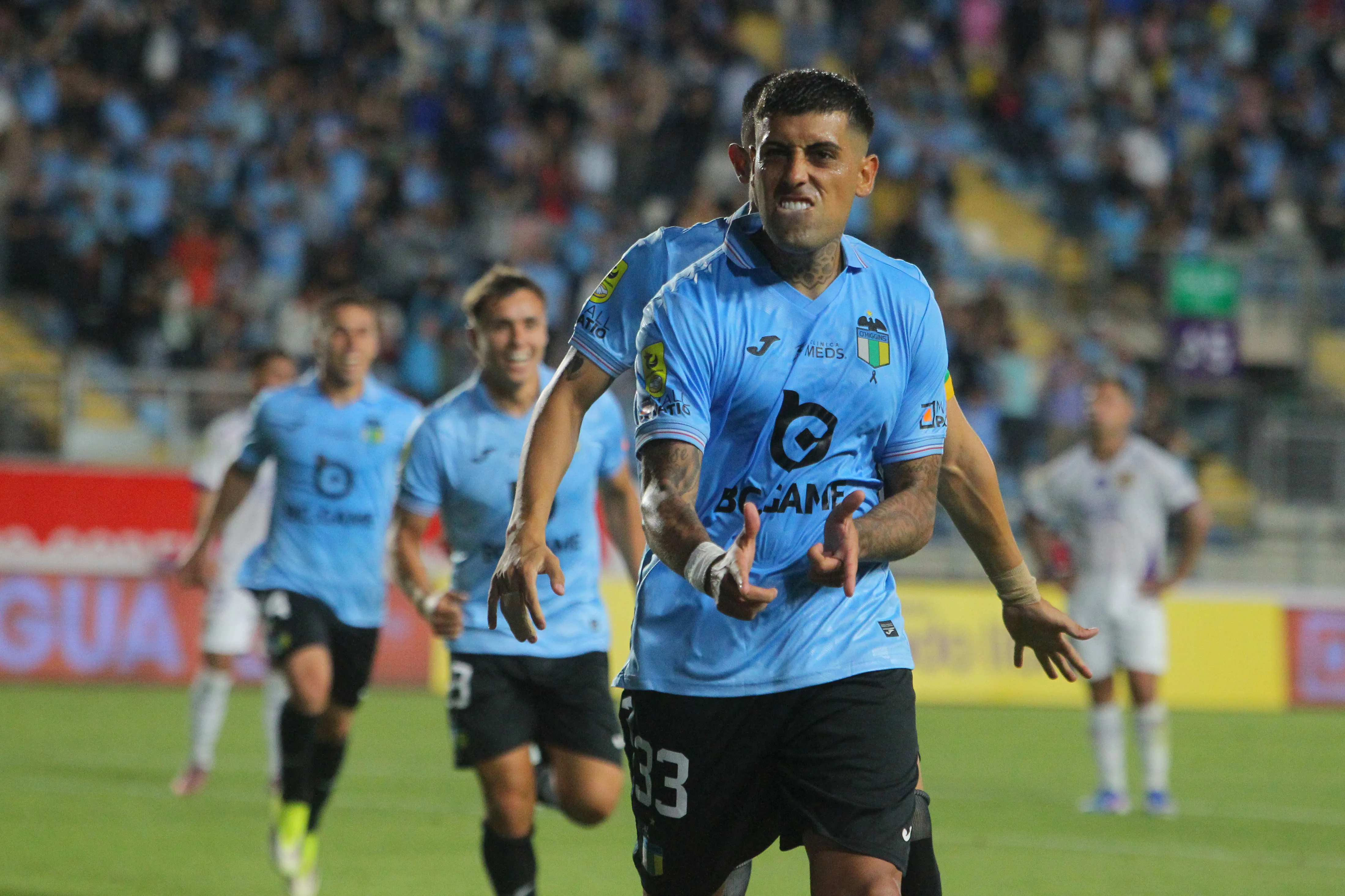 Miguel Brizuela celebra un gol con O’Higgins. (Jorge Loyola/Photosport).