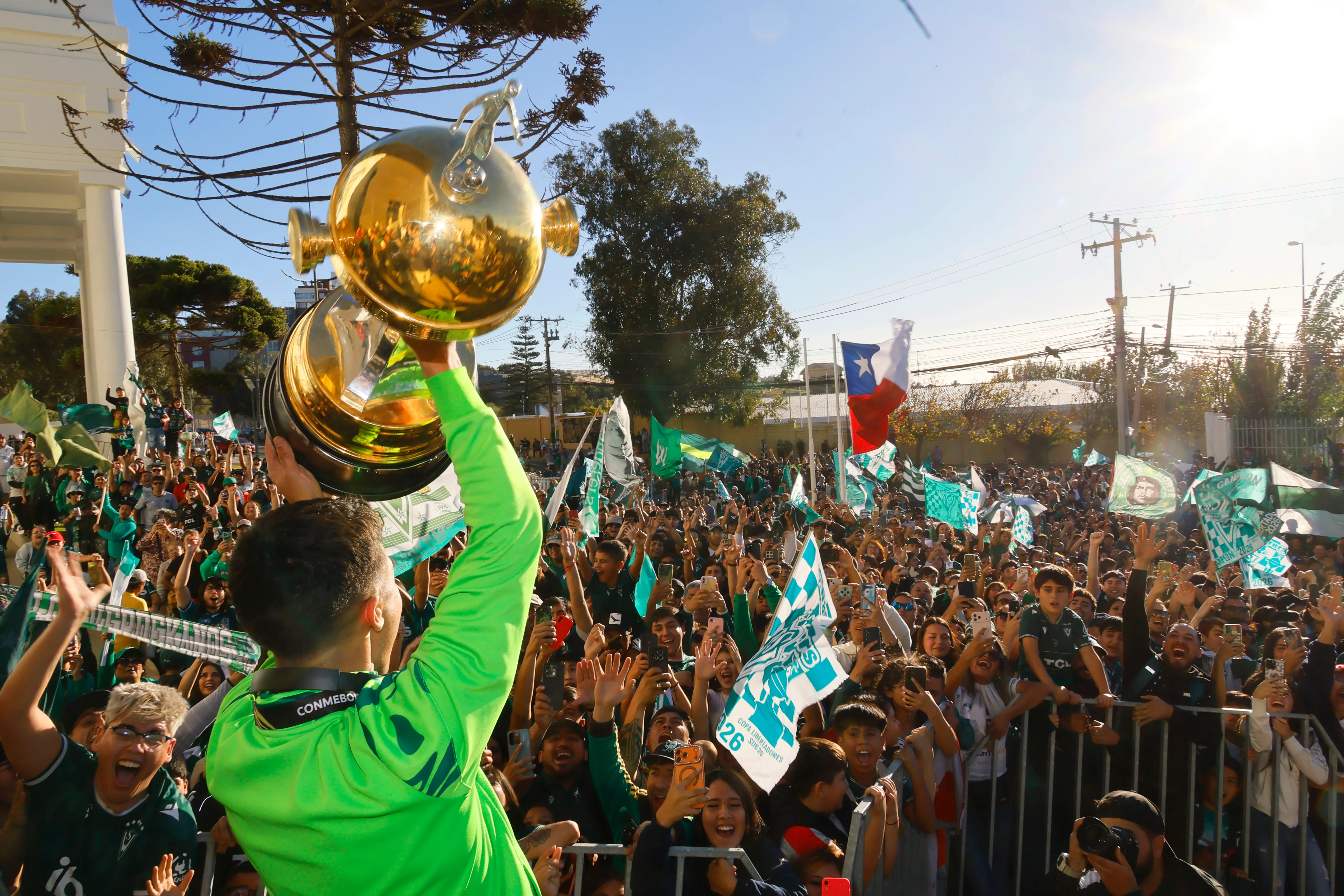 Una imagen del hermoso festejo del Wanderers campeón de América en la categoría Sub 20. (Andres Pina/Photosport).