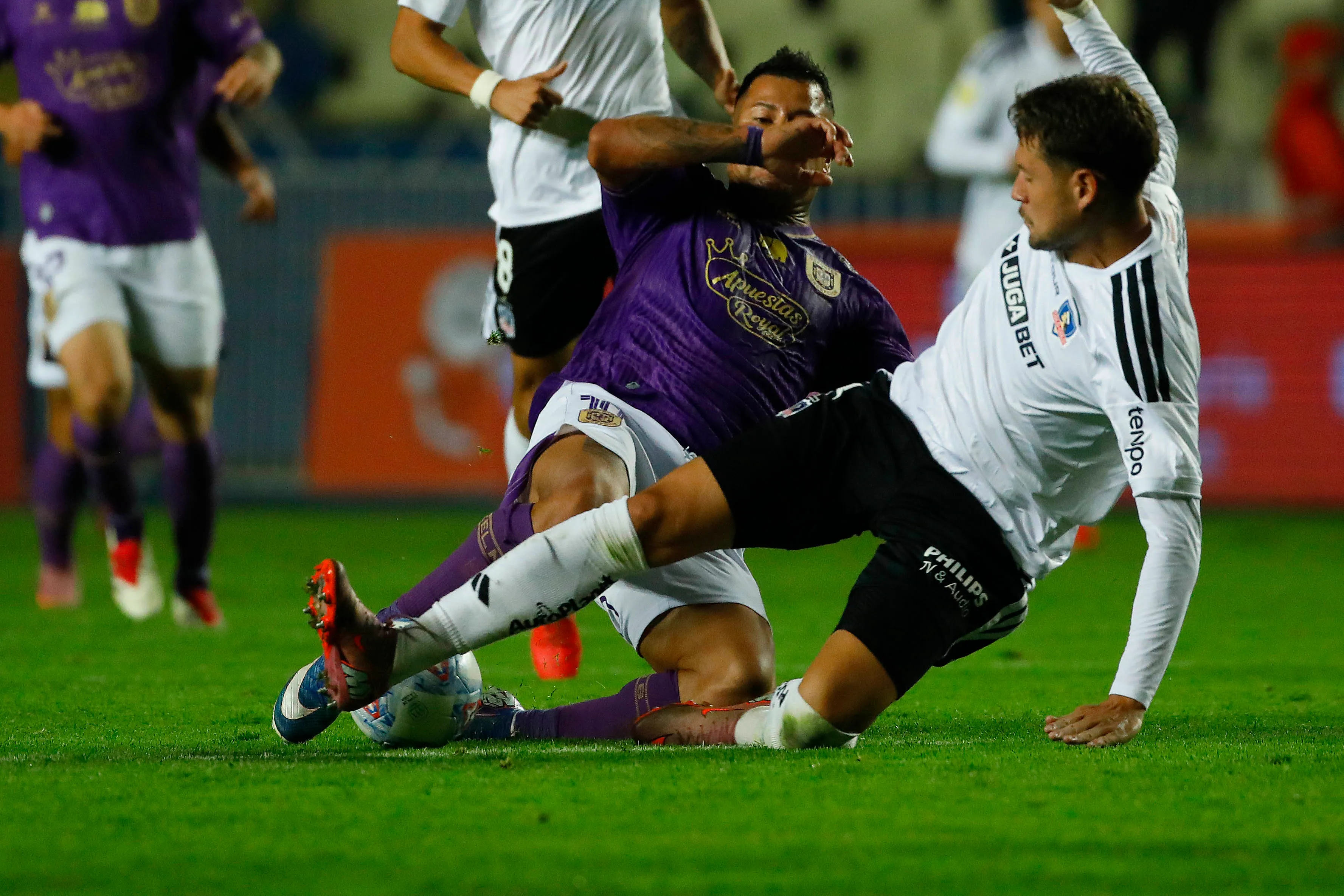 Joaquín Sosa lucha un balón ante Leonardo Valencia de Deportes Concepción. (Marco Vázquez/Photosport).