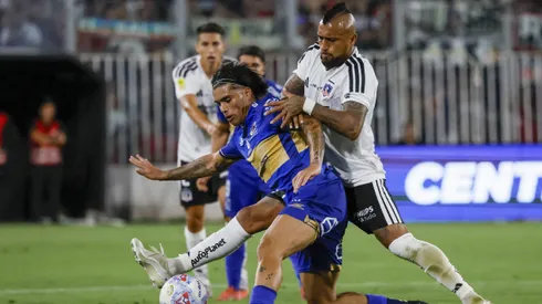 Alan Medina lucha un balón ante Arturo Vidal.