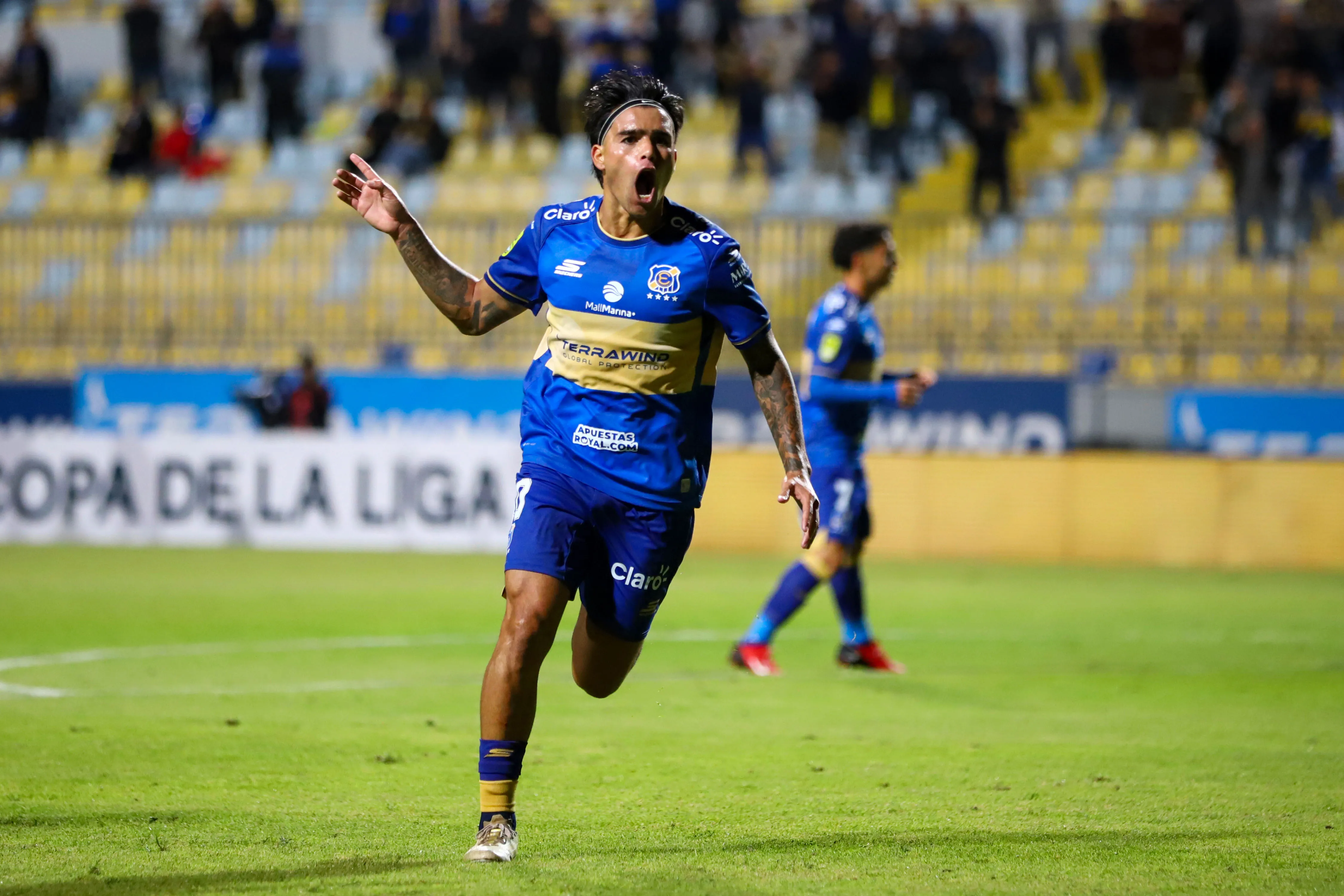 Alan Medina celebró así ante el Capo de Provincia. (Manuel Lema/Photosport).