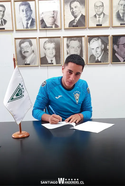 Fabiano Avello en el momento de la firma de su contrato. (Foto: Santiago Wanderers).