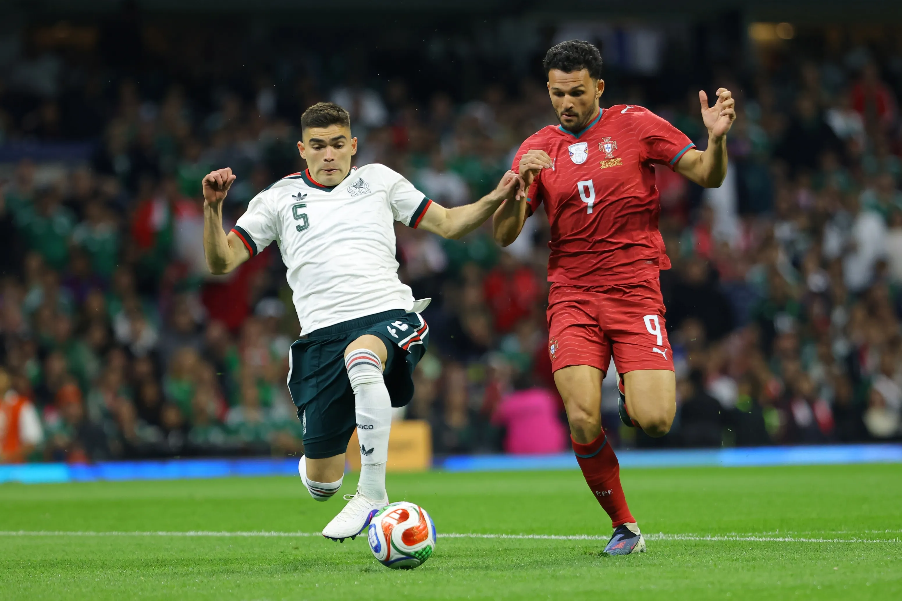 La muerte del hincha en el Estadio Azteca se produjo en la previa del duelo entre México y Portual preparatorio para el Mundial 2026. | Foto: Getty Images.