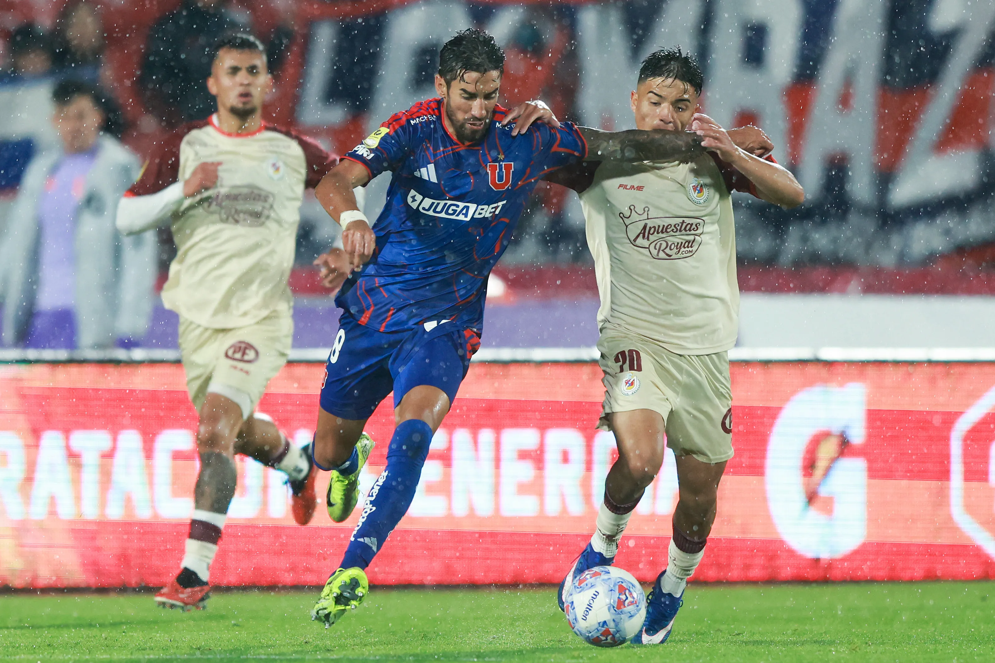Juan Martín Lucero estará por cumplir un año sin convertir goles. Para más remate, ahora se lesionó de nuevo en Universidad de Chile. | Foto: Photosport.