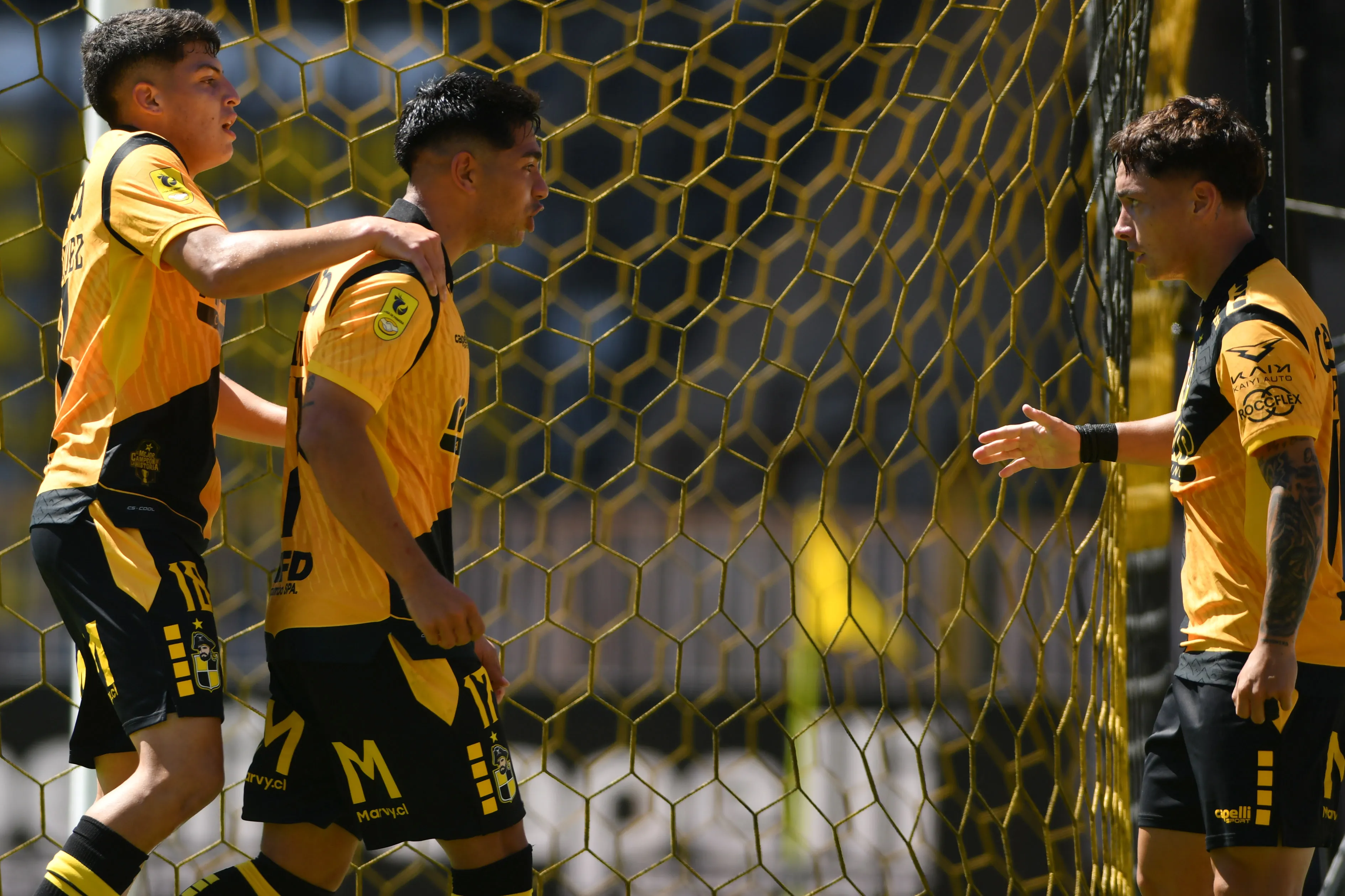 Salinas felicita a Zavala por el gran centro en el partido ante Concepción. (Alejandro Pizarro Ubilla/Photosport).