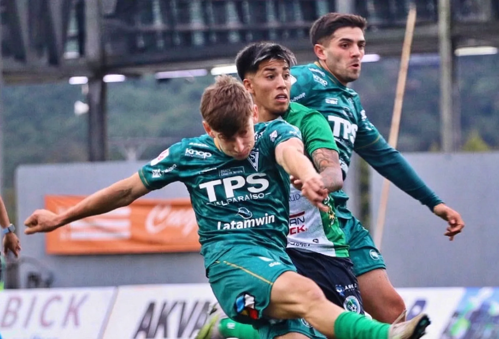 Los caturros sumaron tres puntos de oro tras superar a Deportes Puerto Montt. | Foto: Santiago Wanderers.