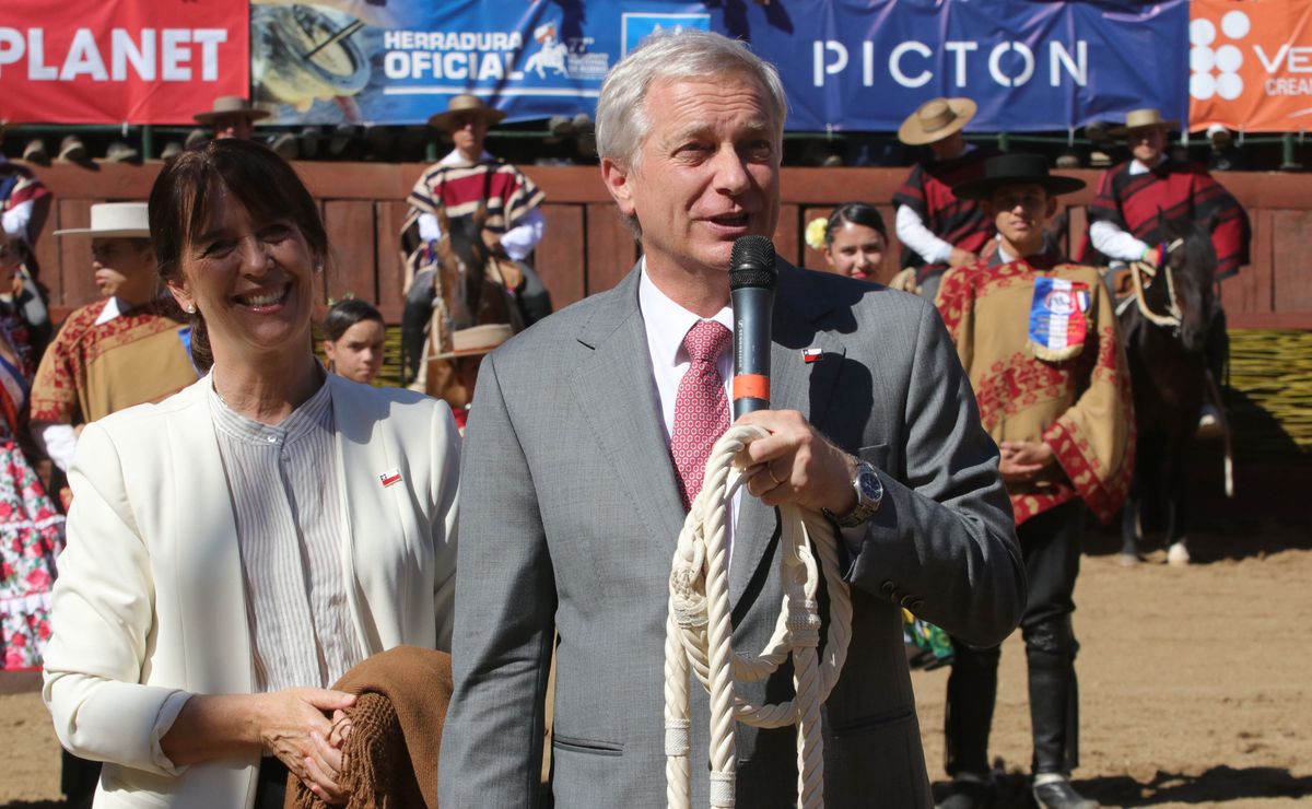 Video: Presidente Kast llega al rodeo y canta icónico tema chileno junto a la Primera Dama