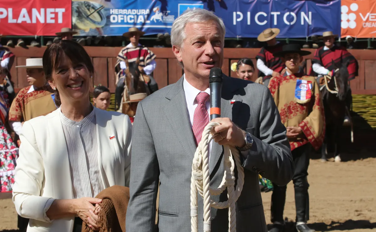 Presidente Kast canta tema chileno en rodeo con Primera Dama