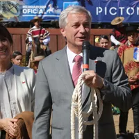 Video: Kast llega al rodeo y canta icónico tema chileno con su mujer