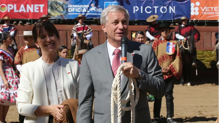 El Presidente Kast y su mujer en la Medialuna de Rancagua.